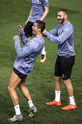 Fußball, CL, Real Madrid Training Real Madrid s Portuguese forward Cristiano Ronaldo (L) shares a light moment with French Karim Benzema during a training session of the team held at the Valdebebas sports city in Madrid, Spain, 13 September 2016. Real Madrid will face Sporting Lisboa in their UEFA Champions League Group F soccer match on 14 September 2016. Training session of Real Madrid !ACHTUNG: NUR REDAKTIONELLE NUTZUNG!  GRA073 20160913-636093671977742760