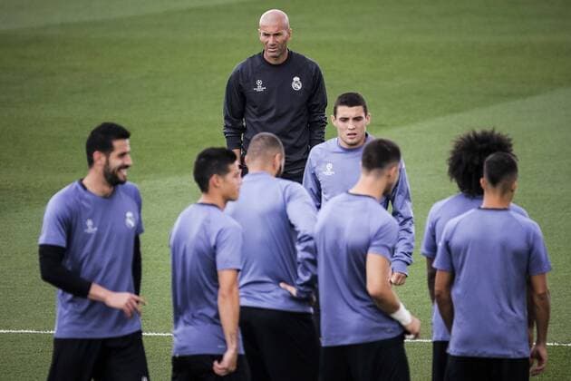 Head Coach of Real Madrid, French Zinedine Zidane, supervises his players during a training session of the team held at the Valdebebas sports city in Madrid, Spain, 13 September 2016. Real Madrid will face Sporting Lisboa in their UEFA Champions League Group F soccer match on 14 September 2016. Training session of Real Madrid !ACHTUNG: NUR REDAKTIONELLE NUTZUNG!  GRA073 20160913-636093697035785742