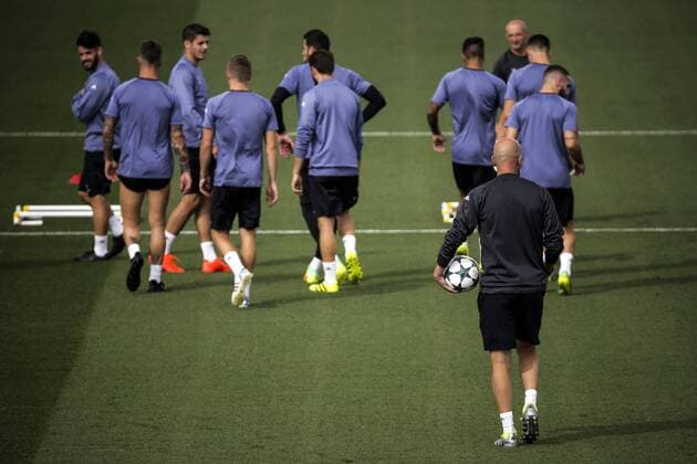 Head Coach of Real Madrid, French Zinedine Zidane (R), supervises his players during a training session of the team held at the Valdebebas sports city in Madrid, Spain, 13 September 2016. Real Madrid will face Sporting Lisboa in their UEFA Champions League Group F soccer match on 14 September 2016. Training session of Real Madrid !ACHTUNG: NUR REDAKTIONELLE NUTZUNG!  GRA073 20160913-636093697053569742