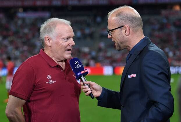 FUSSBALL CHAMPIONS LEAGUE SAISON 2016 2017 GRUPPENPHASE FC Bayern Muenchen - FK Rostow 13.09.2016 Herman Gerland (li, FC Bayern Muenchen) gibt Sky-Reporter Patrick Patrick Wasserziehr ein Interview 