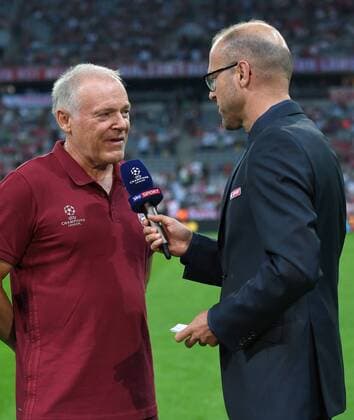 FUSSBALL CHAMPIONS LEAGUE SAISON 2016 2017 GRUPPENPHASE FC Bayern Muenchen - FK Rostow 13.09.2016 Herman Gerland (li, FC Bayern Muenchen) gibt Sky-Reporter Patrick Patrick Wasserziehr ein Interview 