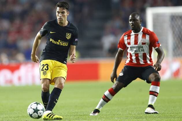 Fußball, CL, PSV Eindhoven - Atletico Madrid (l-r) Nicolas Gaitan of Atletico Madrid, Jetro Willems of PSV Eindhovenduring the UEFA Champions League group D match between PSV Eindhoven and Atletico Madrid on September 13, 2016 at the Philips stadium in Eindhoven, The Netherlands. PSV v Atletico Madrid UEFA Champions League 2016 2017 xVIxxIVx 6210299