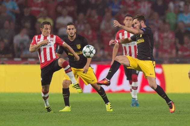 Fußball, CL, PSV Eindhoven - Atletico Madrid Eindhoven, Netherlands 13.09.2016, UEFA Champions League - 2016 17 Season, Group D - Matchday 1, PSV Eindhoven - Club Atletico de Madrid, Andres Guardado (PSV) gegen Saul Niguez (Atletico Madrid) ( DeFodi001