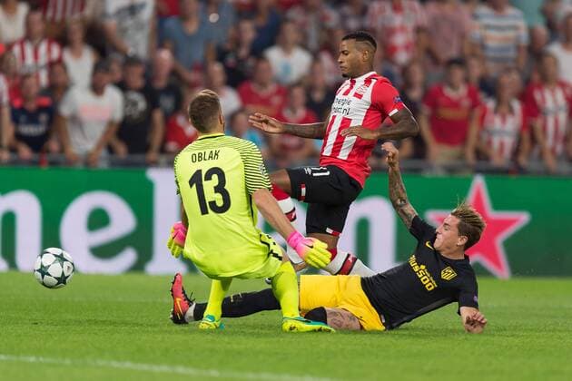 Fußball, CL, PSV Eindhoven - Atletico Madrid Eindhoven, Netherlands 13.09.2016, UEFA Champions League - 2016 17 Season, Group D - Matchday 1, PSV Eindhoven - Club Atletico de Madrid, Torwart Jan Oblak (Atletico Madrid), Luciano Narsingh (PSV) gegen Jose Gimenez (Atletico Madrid) ( DeFodi001