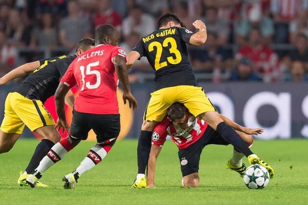 Fußball, CL, PSV Eindhoven - Atletico Madrid Eindhoven, Netherlands 13.09.2016, UEFA Champions League - 2016 17 Season, Group D - Matchday 1, PSV Eindhoven - Club Atletico de Madrid, Koke (Atletico Madrid), Nico Gaitan (Atletico Madrid) gegen Andres Guardado (PSV) ( DeFodi001