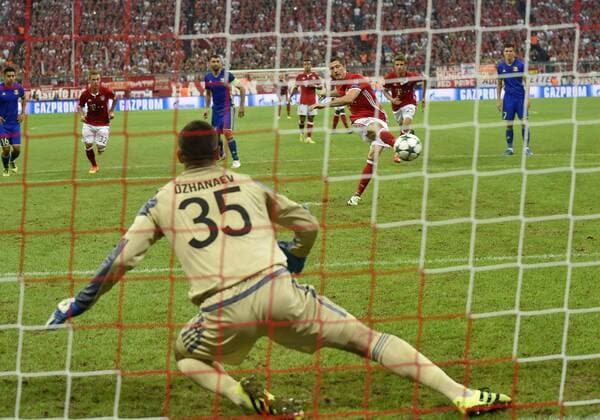 13.09.2016, Fussball Champions-League 2016 2017, Vorrunde 1.Spieltag, FC Bayern München - FK Rostow, in der Allianzarena München. Robert Lewandowski (FC Bayern München) trifft zum 1:0 gegen Torwart Soslan Dzhanaev (FC Rostov) 