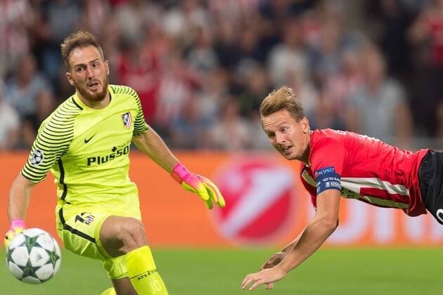 Fußball, CL, PSV Eindhoven - Atletico Madrid Eindhoven, Netherlands 13.09.2016, UEFA Champions League - 2016 17 Season, Group D - Matchday 1, PSV Eindhoven - Club Atletico de Madrid, Torwart Jan Oblak (Atletico Madrid) gegen Luuk de Jong (PSV) ( DeFodi001