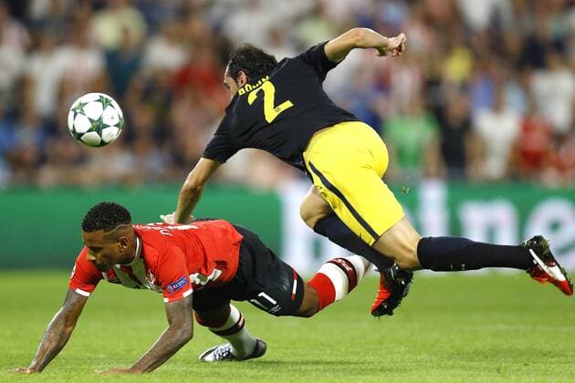 Fußball, CL, PSV Eindhoven - Atletico Madrid (l-r) Luciano Narsingh of PSV Eindhoven, Diego Godin of Atletico Madridduring the UEFA Champions League group D match between PSV Eindhoven and Atletico Madrid on September 13, 2016 at the Philips stadium in Eindhoven, The Netherlands. PSV v Atletico Madrid UEFA Champions League 2016 2017 xVIxxIVx 6210423