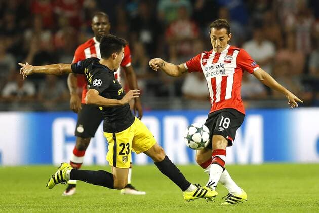 Fußball, CL, PSV Eindhoven - Atletico Madrid (l-r) Nicolas Gaitan of Atletico Madrid, Andres Guardado of PSV Eindhovenduring the UEFA Champions League group D match between PSV Eindhoven and Atletico Madrid on September 13, 2016 at the Philips stadium in Eindhoven, The Netherlands. PSV v Atletico Madrid UEFA Champions League 2016 2017 xVIxxIVx 6210425