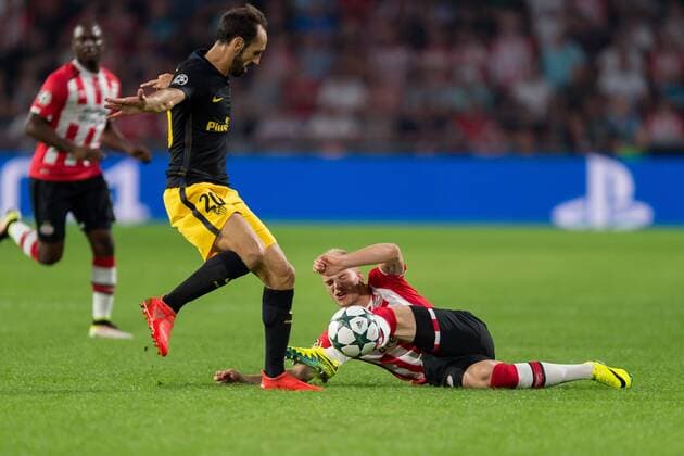 Fußball, CL, PSV Eindhoven - Atletico Madrid Eindhoven, Netherlands 13.09.2016, UEFA Champions League - 2016 17 Season, Group D - Matchday 1, PSV Eindhoven - Club Atletico de Madrid, Juanfran (Atletico Madrid) gegen Jorrit Hendrix (PSV) ( DeFodi001