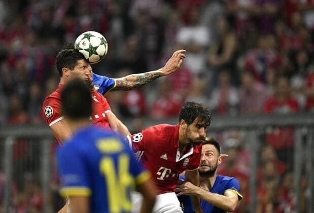 Kopfballduell, Zweikampf, Aktion Robert Lewandowski FC Bayern München Champions League CL Gruppenphase FC Bayern München FCB vs FC FK Rostow Rostov 13.09.2016