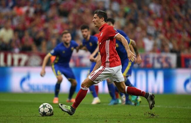 FUSSBALL CHAMPIONS LEAGUE SAISON 2016 2017 GRUPPENPHASE FC Bayern Muenchen - FK Rostow 13.09.2016 Robert Lewandowski (FC Bayern Muenchen) fuehrt seinen Elfmeter aus 