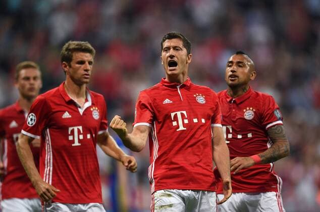 FUSSBALL CHAMPIONS LEAGUE SAISON 2016 2017 GRUPPENPHASE FC Bayern Muenchen - FK Rostow 13.09.2016 Robert Lewandowski (FC Bayern Muenchen) bejubelt seinen Treffer zum 1:0 