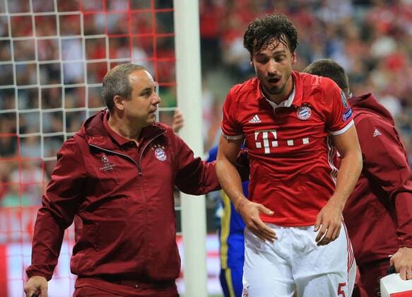 13.09.2016, CL, FC Bayern vs FK Rostow, Allianz Arena Muenchen Fussball, im Bild: Mats Hummels (FCB) von Miha Mevlja (Rostow) im Gesischt getroffen