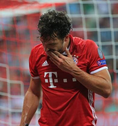 13.09.2016, CL, FC Bayern vs FK Rostow, Allianz Arena Muenchen Fussball, im Bild: Mats Hummels (FCB) wird von Miha Mevlja (Rostow) im Gesischt getroffen