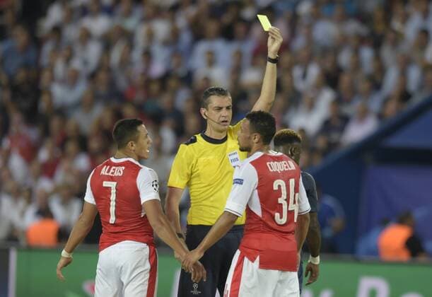 Fußball, CL, Paris St. Germain - FC Arsenal Viktor Kassai - Francis Coquelin ( Arsenal ) - Fussball, Champions League, Paris Saint Germain PSG vs. Arsenal FC - 13 09 2016 FedericoPestellini Panoramic 