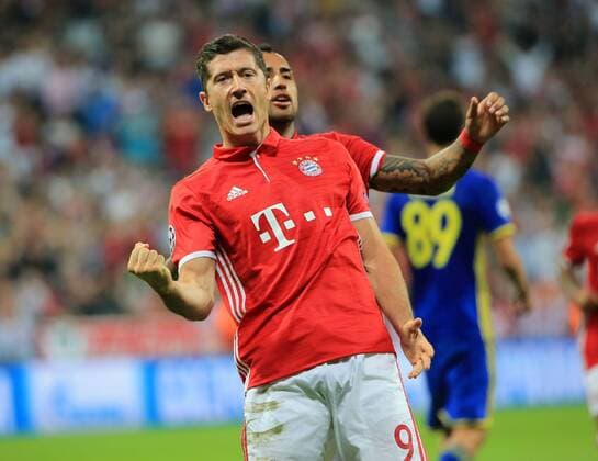 13.09.2016, CL, FC Bayern vs FK Rostow, Allianz Arena Muenchen Fussball, im Bild: Jubel zum 1:0 Torschuetze Robert Lewandowski (FCB) mit Arturo Vidal (FCB)