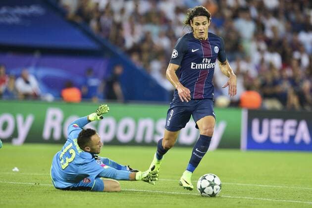 Fußball, CL, Paris St. Germain - FC Arsenal CAVANI Edinson (PSG) vs David Ospina (Arsenal) - Fussball, Champions League, Paris Saint Germain PSG vs. Arsenal FC - 13 09 2016 JBAutissier Panoramic 