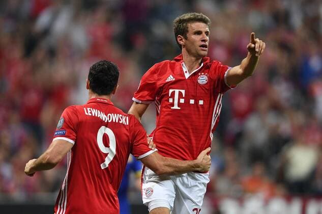 FUSSBALL CHAMPIONS LEAGUE SAISON 2016 2017 GRUPPENPHASE FC Bayern Muenchen - FK Rostow 13.09.2016 Thomas Mueller (re) bejubelt seinen Treffer zum 2:0 mit Robert Lewandowski (li, beide FC Bayern Muenchen) 