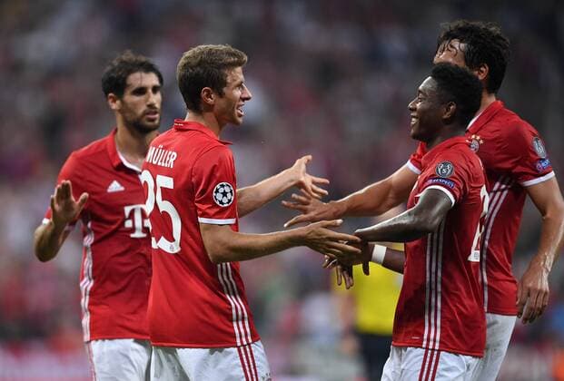 FUSSBALL CHAMPIONS LEAGUE SAISON 2016 2017 GRUPPENPHASE FC Bayern Muenchen - FK Rostow 13.09.2016 Thomas Mueller (li) bejubelt seinen Treffer zum 2:0 mit David Alaba (re, beide FC Bayern Muenchen) 