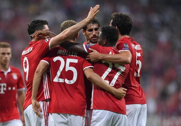 FUSSBALL CHAMPIONS LEAGUE SAISON 2016 2017 GRUPPENPHASE FC Bayern Muenchen - FK Rostow 13.09.2016 Jubel nach dem 2:0: Robert Lewandowski, Thomas Mueller, Javi Martinez, David Alaba und Mats Hummels (v.l., alle FC Bayern Muenchen) 
