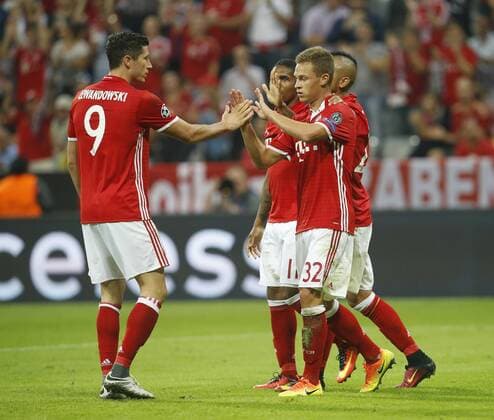 Torjubel 3:0 München, V.li. Robert Lewandowski (Bayern) , Torschütze Joshua Kimmich (Bayern) , Arturo Vidal (Bayern) . FC Bayern München-FC Rostow . München, GER, 13.09.2016, Fussball-Champions League 2016-2017 .
