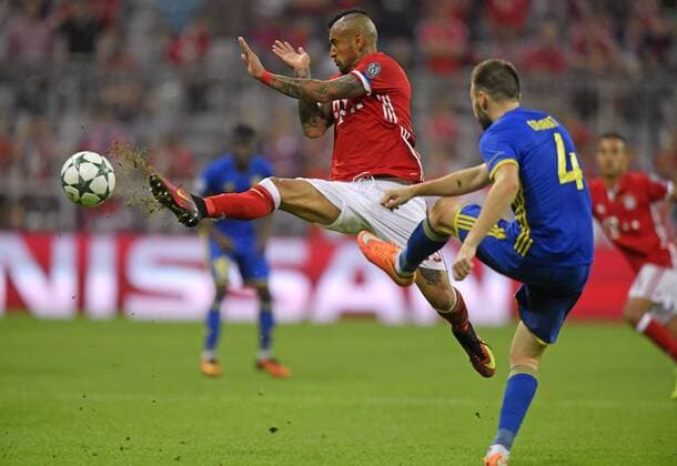 13.09.2016, Fussball Champions-League 2016 2017, Vorrunde 1.Spieltag, FC Bayern München - FK Rostow, in der Allianzarena München. v.li: Arturo Vidal (FC Bayern München) gegen Vladimir Granat (Rostow). 