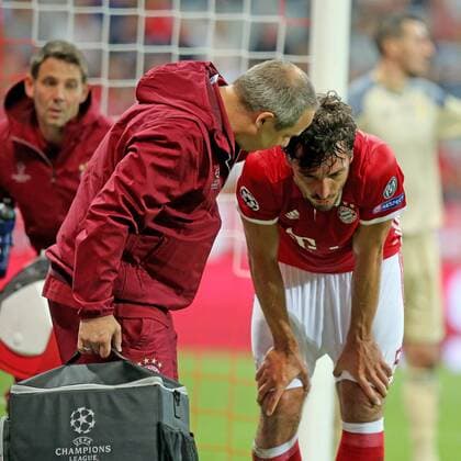 Fußball, CL, Bayern München - FK Rostow Mats Hummels (FC Bayern Muenchen) muss leicht benommen behandelt werden, FC Bayern Muenchen vs. FC Rostov, Fussball, Champions League, Gruppenphase, 13.09.2016, Muenchen Copyright: xLangerx xEibner-Pressefotox EP_HLR