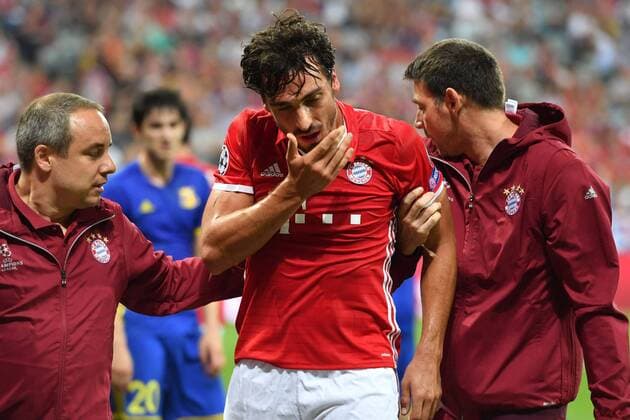 Mats HUMMELS (Bayern Muenchen) nach Schlag auf den Kiefer,verletzt,Verletzung, FC Bayern Muenchen-FK Rostow, Fussball Champions League Gruppenphase am 13.09.2016. A L L I A N Z A R E N A.