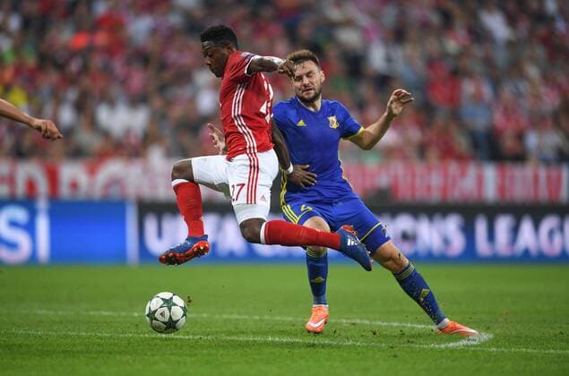 FUSSBALL CHAMPIONS LEAGUE SAISON 2016 2017 GRUPPENPHASE FC Bayern Muenchen - FK Rostow 13.09.2016 David Alaba (vorn, FC Bayern Muenchen) enteilt Vladimir Granat (FC Rostow) 