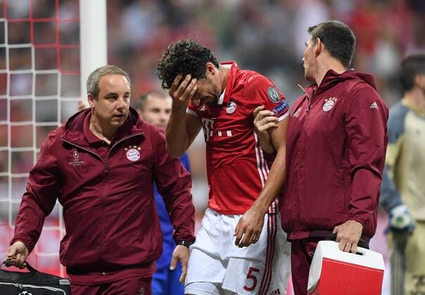 FUSSBALL CHAMPIONS LEAGUE SAISON 2016 2017 GRUPPENPHASE FC Bayern Muenchen - FK Rostow 13.09.2016 Mats Hummels (FC Bayern Muenchen) hat sich am Kopf verletzt, Dr. med. Volker Braun (li) kuemmert sich 