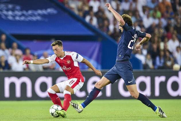 Fußball, CL, Paris St. Germain - FC Arsenal Mesut Ozil (Arsenal) vs RABIOT Adrien (PSG) - Fussball, Champions League, Paris Saint Germain PSG vs. Arsenal FC - 13 09 2016 JBAutissier Panoramic 