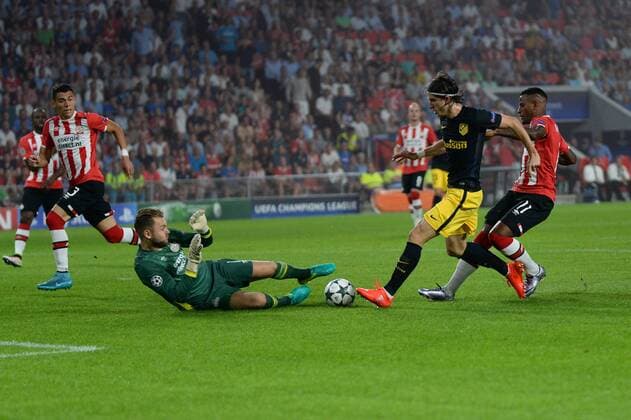 Fußball, CL, PSV Eindhoven - Atletico Madrid Filipe Luis (Atletico Madrid), Jeroen Zoet (Torwart PSV Eindhoven) Eindhoven, Niederlande, 13.09.2016 - Fussball, Champions League, PSV Eindhoven vs. Atletico Madrid