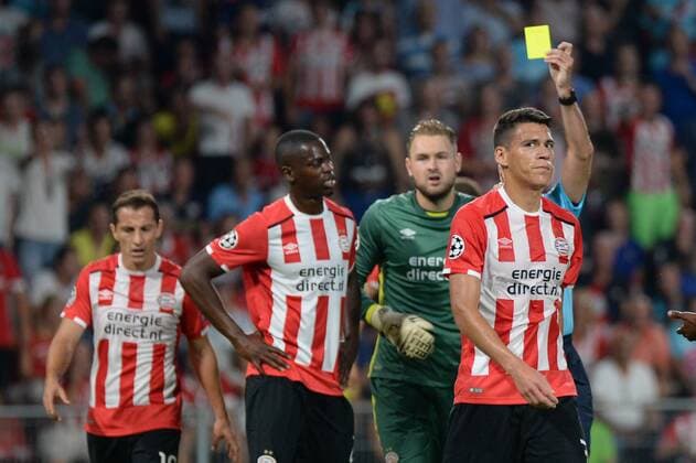 Schiedsrichter Arten Atkinson (ENG) zeigt Hector Moreno (PSV Eindhoven) die gelbe Karte Eindhoven, Niederlande, 13.09.2016 - Fussball, Champions League, PSV Eindhoven vs. Atletico Madrid