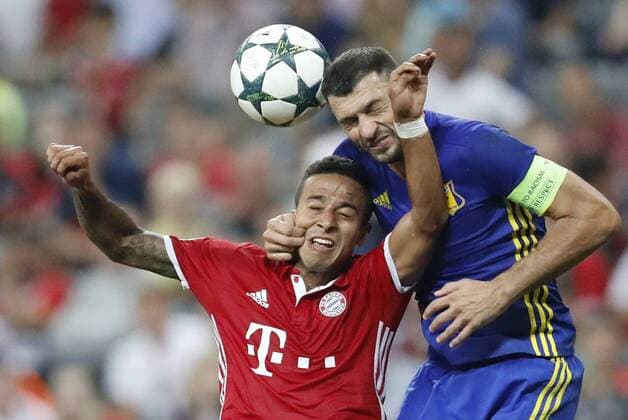 Fußball, CL, Bayern München - FK Rostow Thiago ALCANTARA, FCB 6 Zweikampf , Aktion um den Ball gegen Aleksandar GATSKAN FC BAYERN MUENCHEN - FK ROSTOW Gruppnphase, Fussball UEFA Champions League, Muenchen, 13.09.2016 CL Saison 2016 2017