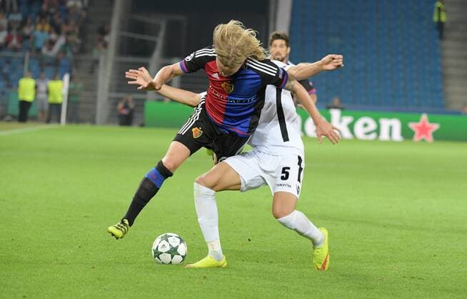 Fußball, CL, FC Basel - Ludogorez Rasgrad 13.09.2016 Basel ,Schweiz , Stadion St.Jakob Park Champions League Saison 2016 2017 FC Basel - Ludogorets Rasgard Bild zeigt 5 Jose Luis Palomino (Ludogorets ) gegen Birkir Bjarnason (FC Basel) li. Aktion Zweikamf 