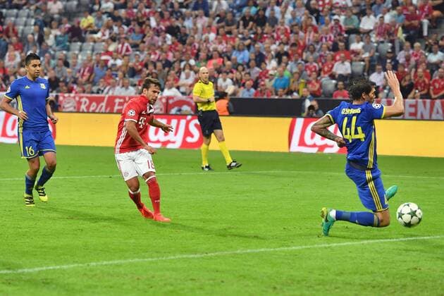 Fußball, CL, Bayern München - FK Rostow Juan BERNAT (Bayern Muenchen) schiesst das Tor zum 5-0,Aktion,Torschuss,. FC Bayern Muenchen-FK Rostow 5-0. Fussball Champions League Gruppenphase am 13.09.2016. A L L I A N Z A R E N A.