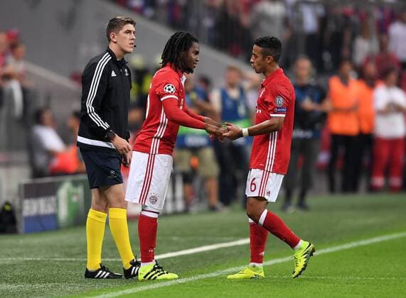 Fußball, CL, Bayern München - FK Rostow FUSSBALL CHAMPIONS LEAGUE SAISON 2016 2017 GRUPPENPHASE FC Bayern Muenchen - FK Rostow 13.09.2016 Wechsel: Renato Sanches (li) kommt fuer Thiago Alcantara (re, FC Bayern Muenchen) 