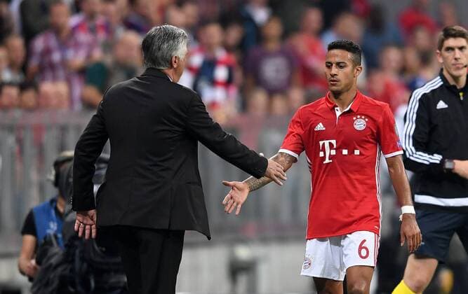 Fußball, CL, Bayern München - FK Rostow FUSSBALL CHAMPIONS LEAGUE SAISON 2016 2017 GRUPPENPHASE FC Bayern Muenchen - FK Rostow 13.09.2016 Thiago Alcantara (re) und Trainer Carlo Ancelotti (li, beide FC Bayern Muenchen) bei dessen Auswechslung 