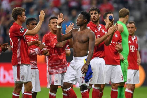Fußball, CL, Bayern München - FK Rostow FUSSBALL CHAMPIONS LEAGUE SAISON 2016 2017 GRUPPENPHASE FC Bayern Muenchen - FK Rostow 13.09.2016 Thomas Mueller, Douglas Costa, Thiago Alcantara, David Alaba, Javi Martinez, Robert Lewandowski, Torwart Manuel Neuer und Rafinha (v.l., alle FC Bayern Muenchen) nach dem Abpfiff 