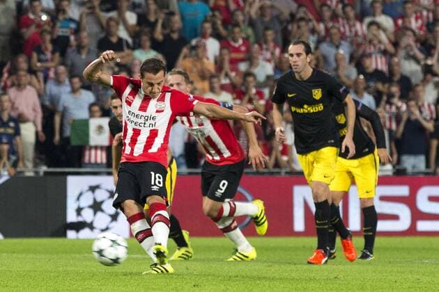 Fußball, CL, PSV Eindhoven - Atletico Madrid (l-r) Andres Guardado of PSV Eindhoven misses penaltyduring the UEFA Champions League group D match between PSV Eindhoven and Atletico Madrid on September 13, 2016 at the Philips stadium in Eindhoven, The Netherlands. PSV v Atletico Madrid UEFA Champions League 2016 2017 xVIxxIVx 6211898