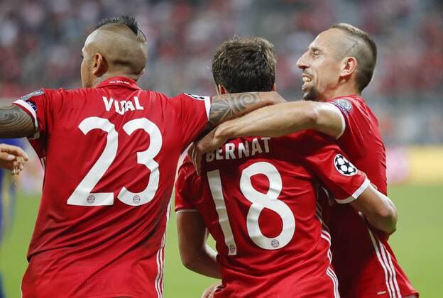 Juan BERNAT, FCB 18 Torjubel, Jubel nach dem Tor zum 5-0 mit Franck RIBERY, FCB 7 Arturo VIDAL, FCB 23 FC BAYERN MUENCHEN - FK ROSTOW 5-0 Gruppnphase, Fussball UEFA Champions League, Muenchen, 13.09.2016 CL Saison 2016 2017