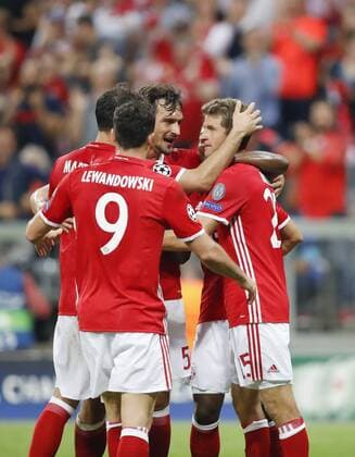 Thomas MUELLER, MÜLLER, FCB 25 Torjubel, Jubel nach dem Tor zum 2-0 mit Robert LEWANDOWSKI, FCB 9 David ALABA, FCB 27 Mats HUMMELS, FCB 5 FC BAYERN MUENCHEN - FK ROSTOW 5-0 Gruppnphase, Fussball UEFA Champions League, Muenchen, 13.09.2016 CL Saison 2016 2017