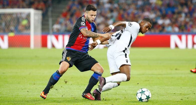 13.09.2016 St Jakob Park Basel , SCHWEIZ , Saison 2016 2017 Herren Fussball Champions League FC Basel - Ludogorets Razgrad Virgil Misidjan (li,Razgrad) geegn Renato Steffen (FC Basel) 