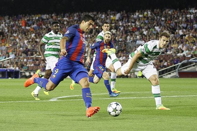 13.09.2016. Nou Camp, Barcelona, Spain. UEFA Champions League Football. Barcelona versus Celtic. Suarez in action prepares to pass to Messi xAngelxBoludax  ActionPlus11788991