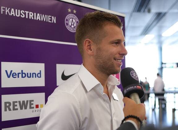 SOCCER - EL, Giurgiu vs A.Wien, preview VIENNA,AUSTRIA,14.SEP.16 - SOCCER - UEFA Europa League, Astra Giurgiu vs FK Austria Wien, preview, departure from Vienna Airport. Image shows Alexander Gruenwald (A.Wien). GEPAxpictures xChristianxOrt