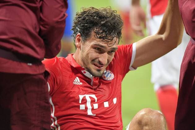 13.09.2016, Fussball Champions-League 2016 2017, Vorrunde 1.Spieltag, FC Bayern München - FK Rostow, in der Allianzarena München. Mats Hummels (mitte, Bayern München) wurde im Gesicht getroffen bei einem Zweikampf und muss verletzt vom Platz geführt werden. 