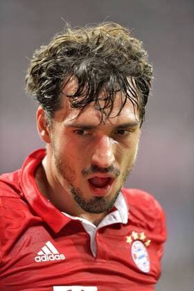 13.09.2016, Fussball Champions-League 2016 2017, Vorrunde 1.Spieltag, FC Bayern München - FK Rostow, in der Allianzarena München. Mats Hummels (Bayern München) wurde im Gesicht getroffen bei einem Zweikampf und muss verletzt vom Platz geführt werden. 