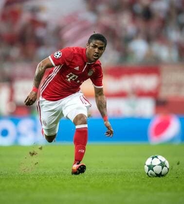 13. September 2016: Muenchen, Allianz Arena: Fussball UEFA Champions League: FC Bayern Muenchen - FK Rostow: Muenchens Douglas Costa de Souza am Ball.