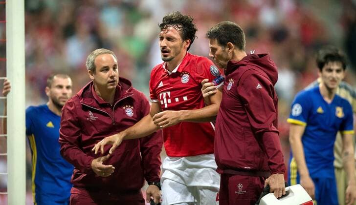 13. September 2016: Muenchen, Allianz Arena: Fussball UEFA Champions League: FC Bayern Muenchen - FK Rostow: Muenchens Mats Hummels bekommt einen Tritt ins Gesicht und verletzt sich, Mannschaftsarzt Dr. Volker Braun hilft ihm.